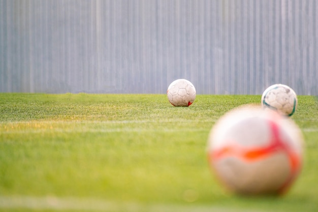 Bola de futebol de futebol no campo de grama