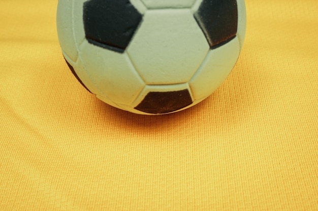 Bola de futebol em fundo amarelo para espaço de mídia social para texto