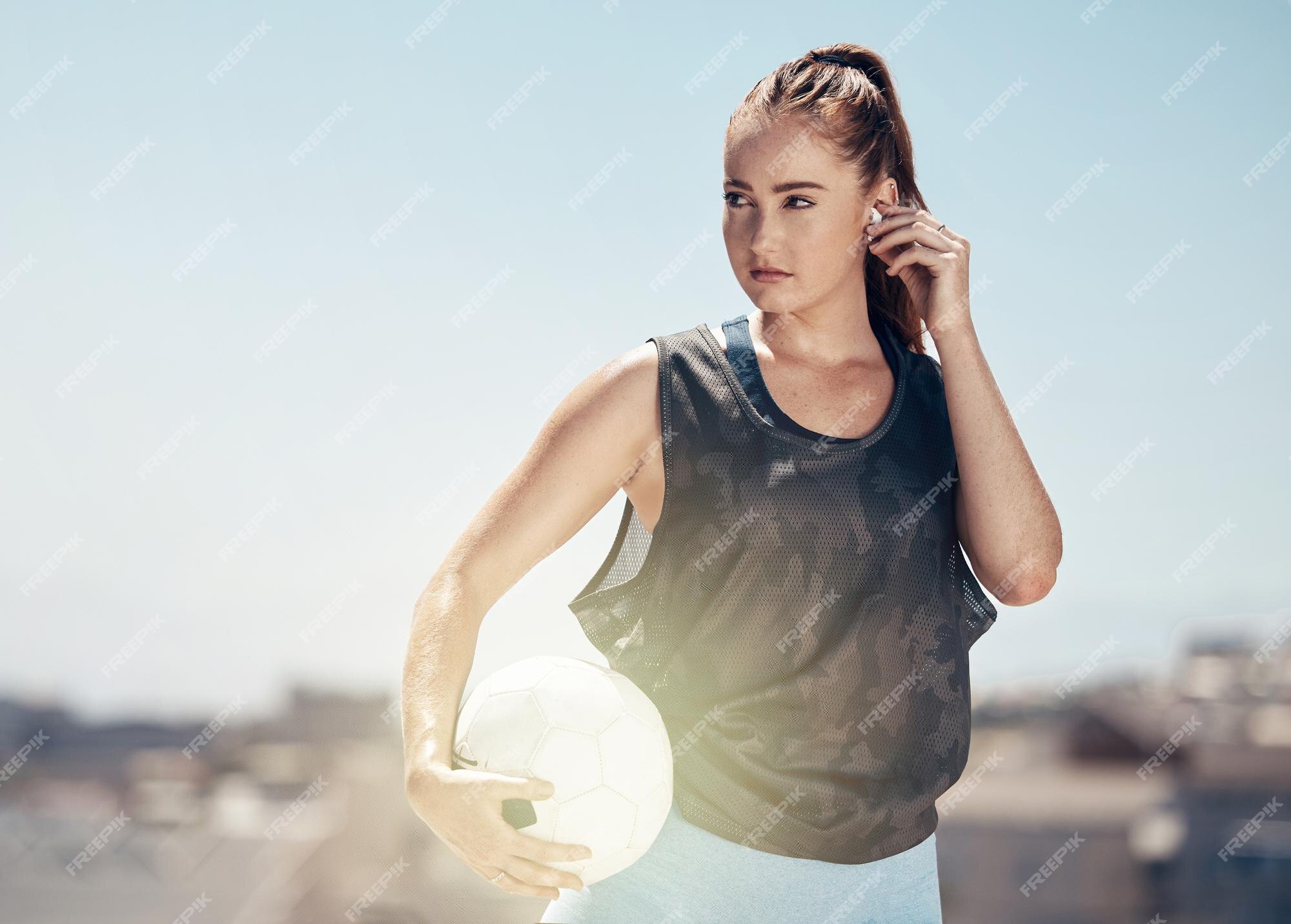 Bola de futebol feminina ou pensando em metas de condicionamento físico,  jogo de treinamento, jogo de treino na cidade do canadá, jogador de  futebol, atleta de esportes ou treinador de exercícios, ouvindo música de  rádio de saúde ou podcast de vencedor