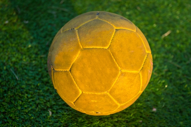 bola de futebol na grama