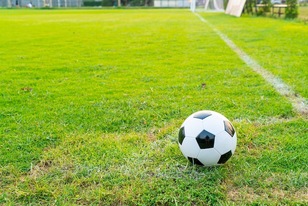 Bola de futebol no campo de futebol