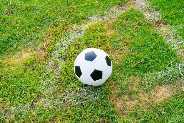 Bola de futebol no campo de futebol