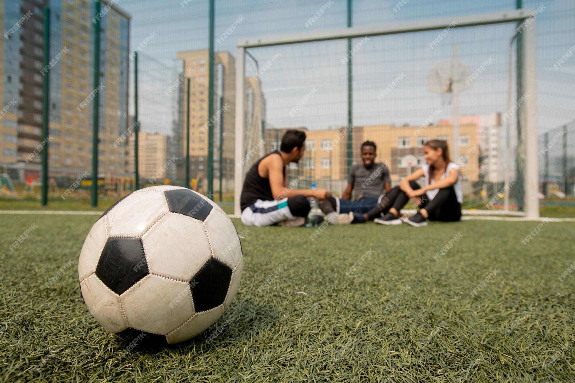 Jogador De Futebol Do Menino No Treinamento Jogadores De Futebol Novos Na  Sess?o De Pr?tica Foto de Stock - Imagem de playground, passo: 146862874