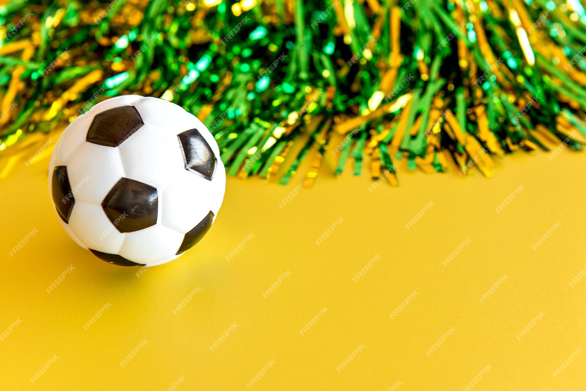 Bola de Futebol Verde e Amarela Stock Illustration