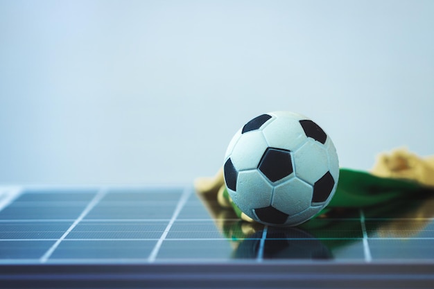 Bola de futebol no painel solar fotovoltaico isolado Imagem do conceito de esporte e tecnologia