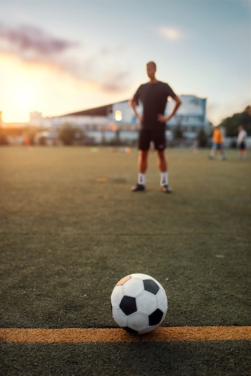 Bola de futebol online, jogador em campo no fundo. jogador de futebol no  estádio ao ar livre, treino antes do jogo, treino de futebol