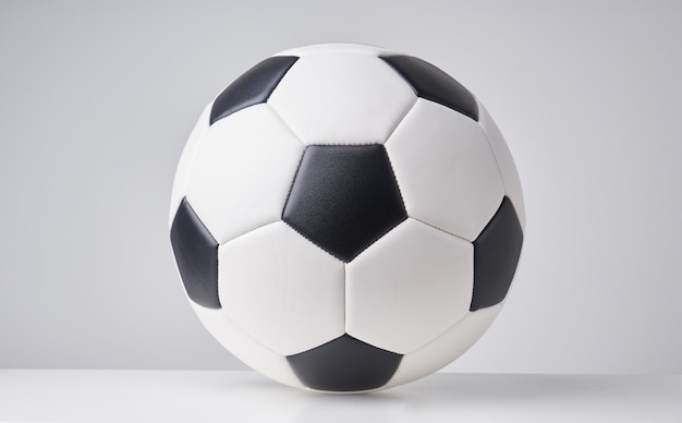 Bola de futebol ou bola de futebol fecha a imagem em fundo cinza claro