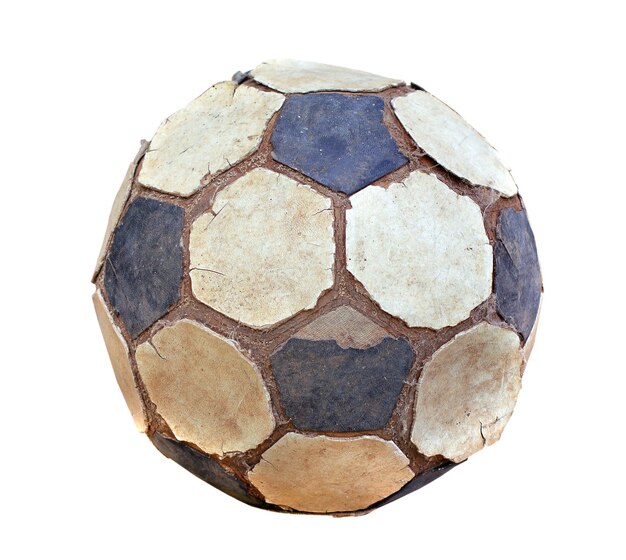 Bola de futebol velha com caminho de corte