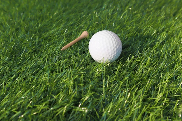 Bola de golfe close-up na grama verde na bela paisagem borrada de fundo de golfeconcept esporte internacional que depende de habilidades de precisão para relaxamento da saúdex9