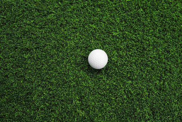 Bola de golfe close-up na grama verde na bela paisagem borrada de fundo de golfeConcept esporte internacional que depende de habilidades de precisão para relaxamento da saúdex9