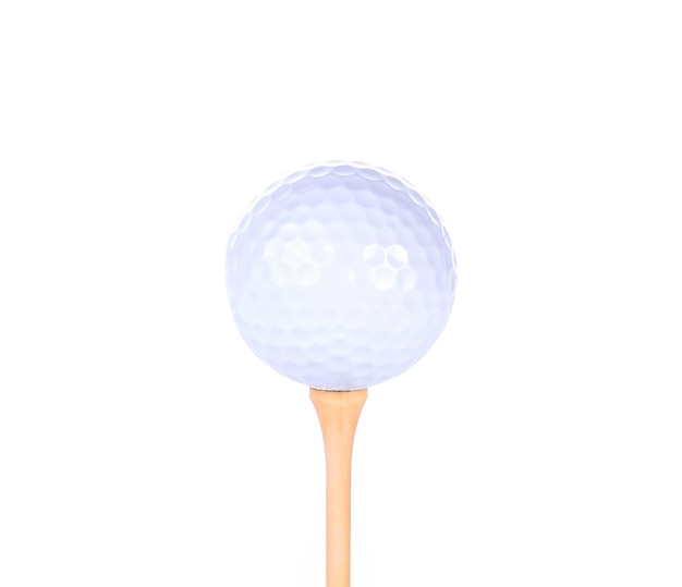 Bola de golfe com tee isolado no branco