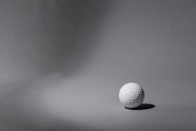 Foto bola de golfe de alto ângulo