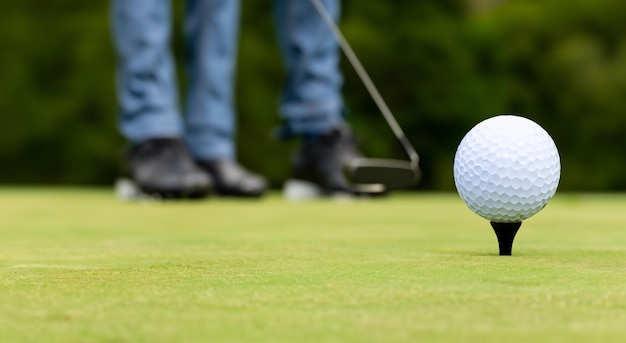 bola de golfe em um lindo campo verde em dia ensolarado em alta resolução e alta nitidez