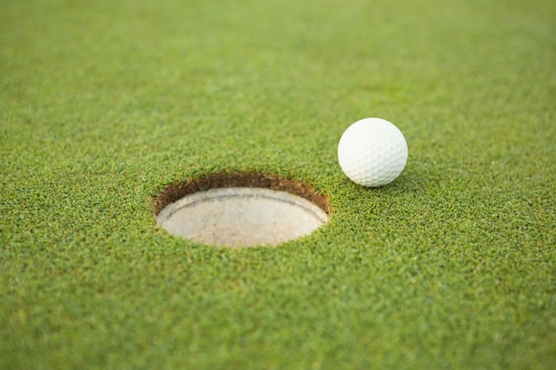 Bola de golfe na borda do buraco