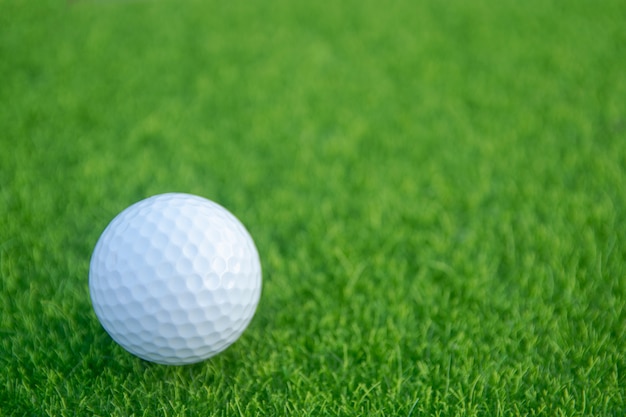 Bola de golfe na grama verde pronto para jogar no campo de golfe