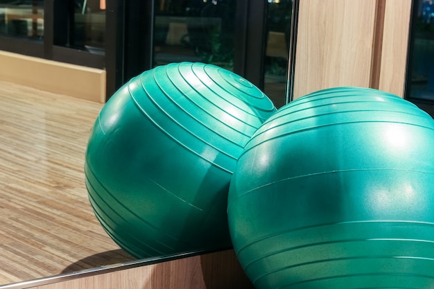 Bola de ioga na sala de fitness com reflexo de espelho, conceito de aptidão