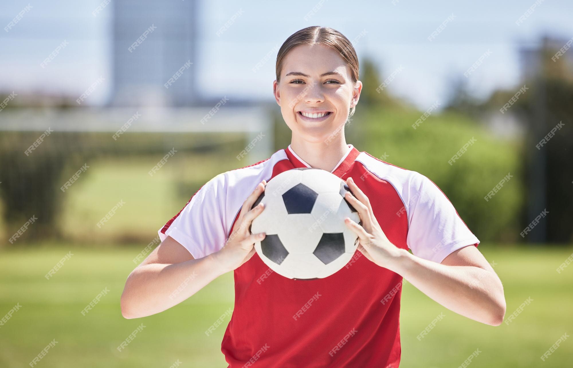 Bola de jogador de futebol e jovem feliz em jogar um divertido