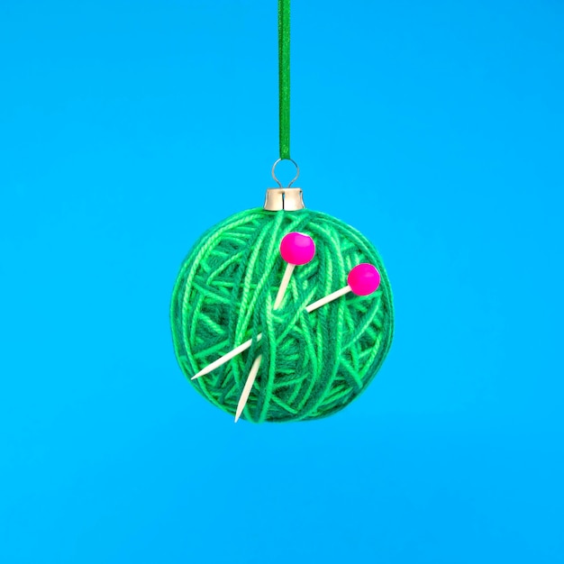 Foto bola de lã de natal com agulhas de tricô para decoração de natal