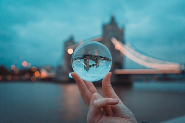 Foto bola de lente de ponte de torre