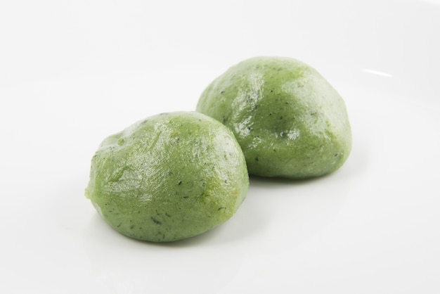bola de mochi verde feita de pó de arroz pegajoso em pó com pasta de feijão