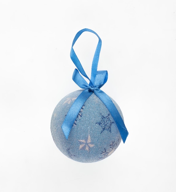 bola de natal azul com laço isolado no fundo branco