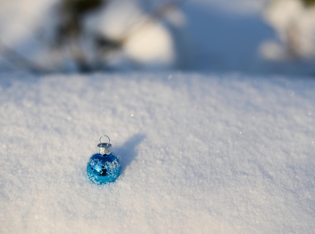 Bola de Natal azul em um espaço de cópia de fundo de neve branca