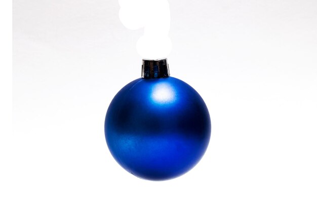 Bola de Natal azul isolada em fundo branco
