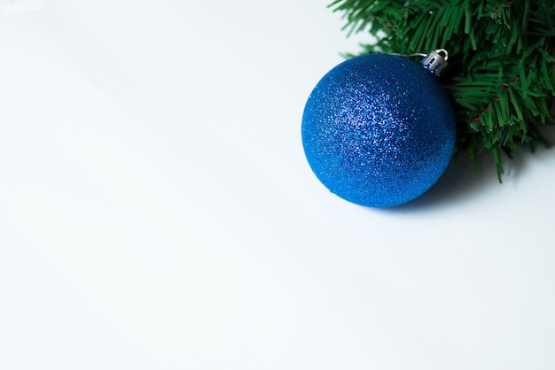 Foto bola de natal azul ou bugiganga em fundo branco