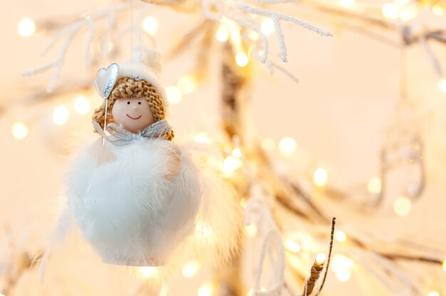 Bola de Natal com pêlo e um personagem com um coraçãozinho.