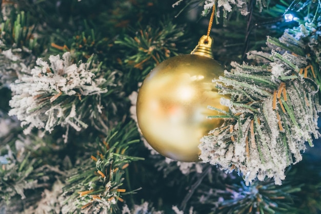 Bola de natal decorada em árvore de abeto, fundo de feriados de ano novo