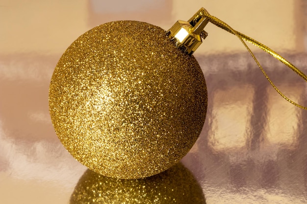 Bola de Natal dourada Closeup Um símbolo de Natal e Ano Novo