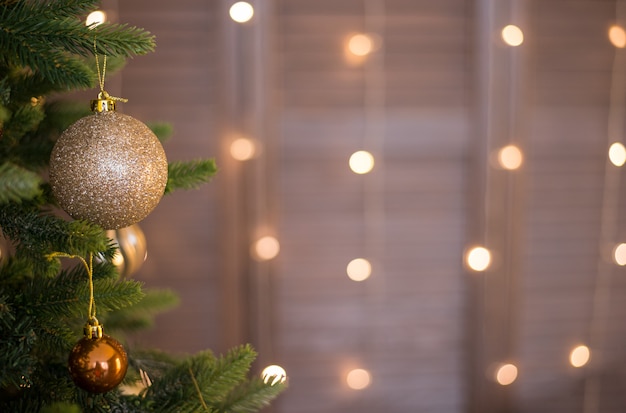 Bola de Natal dourada pendurada na árvore de Natal