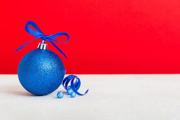 Bola de Natal em decoração de fundo colorido bauble com laço de fita com espaço de cópia