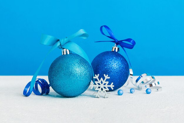 Bola de Natal em decoração de fundo colorido bauble com laço de fita com espaço de cópia