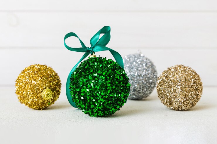 Foto bola de natal em decoração de fundo colorido bauble com laço de fita com espaço de cópia