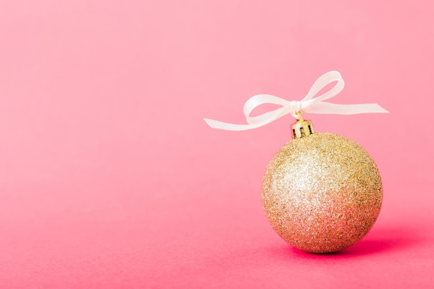 Bola de Natal em decoração de fundo colorido bauble com laço de fita com espaço de cópia