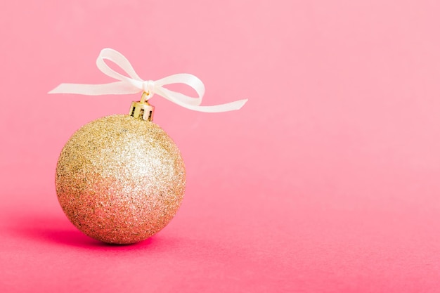 Bola de Natal em decoração de fundo colorido bauble com laço de fita com espaço de cópia