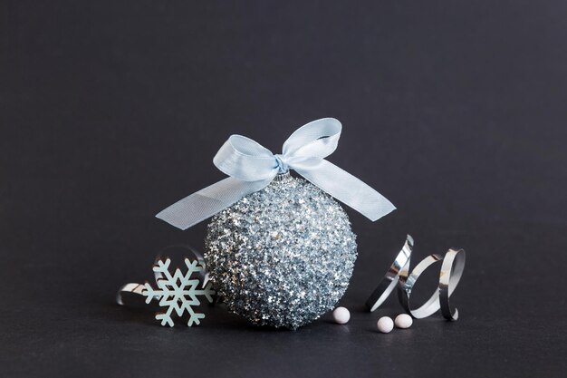 Bola de Natal em decoração de fundo colorido bauble com laço de fita com espaço de cópia