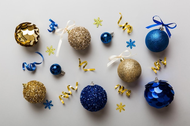 Bola de natal em enfeite de decoração de fundo colorido com laço de fita com espaço de cópia