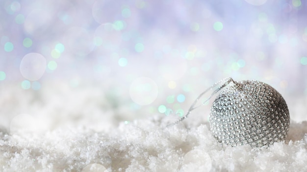 Bola de natal em fundo bokeh de neve de natal