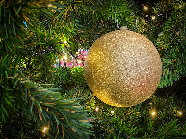 Bola de Natal na árvore de Natal para Feliz Natal e Feliz Ano Novo