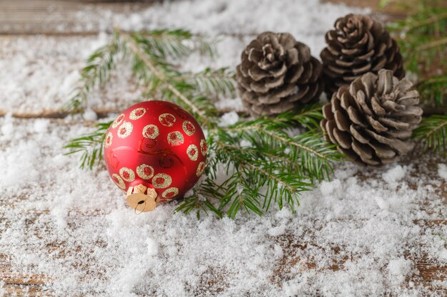 Bola de Natal na mesa de neve