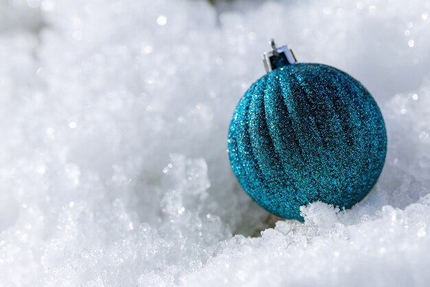 Bola de Natal na neve