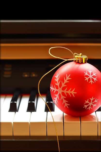 Bola de natal nas teclas do piano