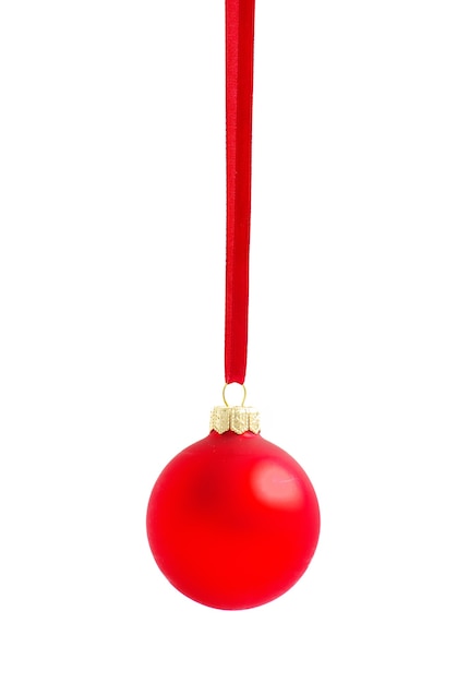 Bola de Natal pendurada com fitas no fundo branco