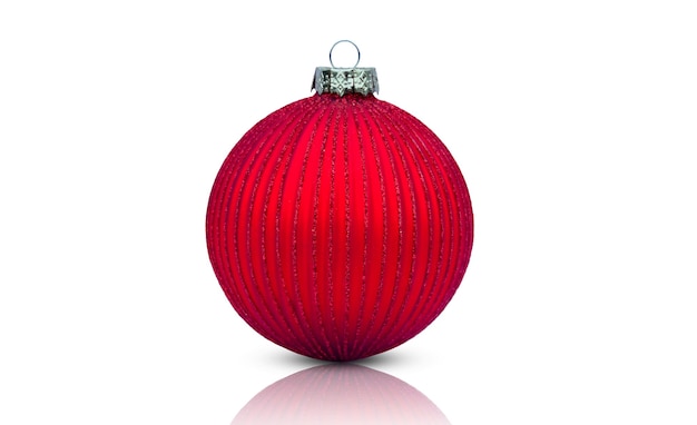 Bola de natal vermelha decorativa isolada em branco