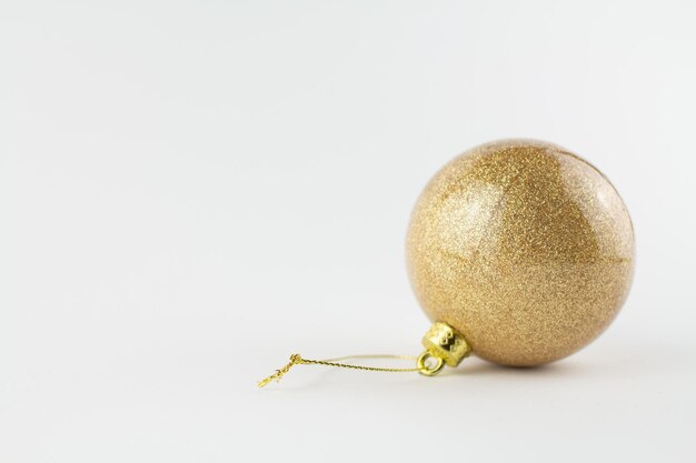 Bola de ouro para árvore de natal em fundo branco