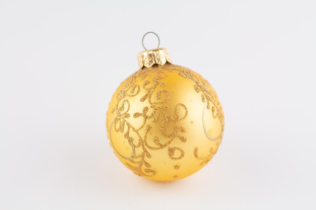 Bola de ouro para árvore de natal em fundo branco