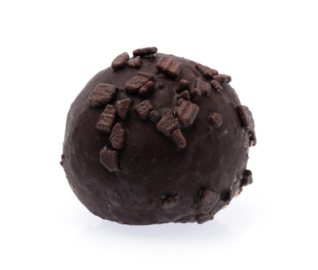 bola de pedaços de chocolate isolada em um fundo branco