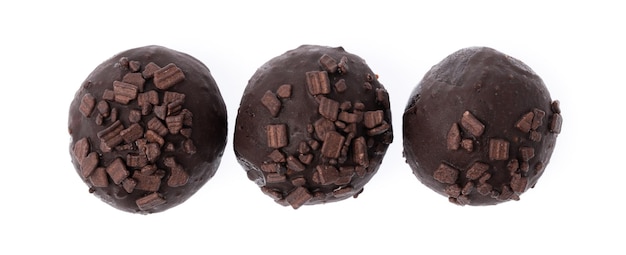 Foto bola de pedaços de chocolate isolada em um fundo branco